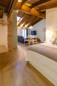 a bedroom with a bed and a dining room at Refugi dels Somnis - Turismo con encanto en Onda in Onda