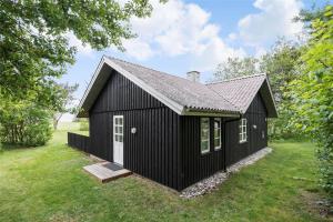 a black house with a gambrel roof at 80262-Vemb-Hyttevej-103 in Vemb