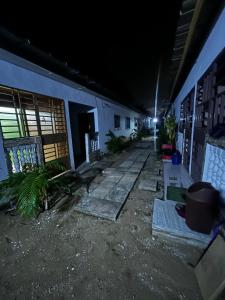 an empty courtyard of a building at night at Studio spacieux Aéroport FHB in Abidjan +2 photos