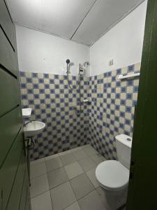 a bathroom with a toilet and a sink at Studio spacieux Aéroport FHB in Abidjan