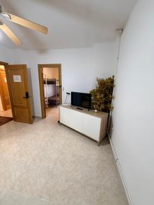 a living room with a tv on a white wall at Casa Pumba in San Martín de la Vega