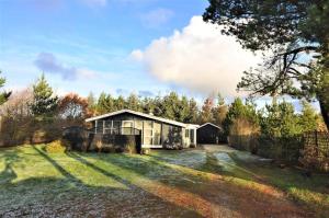 a house in the middle of a yard at 30171-Ulfborg-Snerlevej-492 in Ulfborg