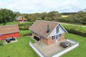 an overhead view of a house with a patio and a barn at 80011-Vemb-Harpotvej-84 in Vemb