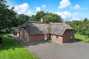 an old brick house with a thatched roof at 10878-Ulfborg-Graemvej-31 in Ulfborg