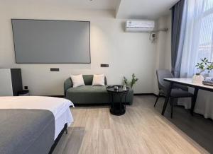 a hotel room with a couch and a projection screen at 梦息民宿 in Guyuan