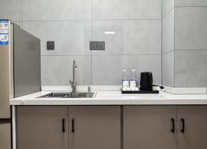 a kitchen counter top with a sink and a sink at 梦息民宿 in Guyuan