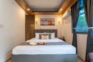 ein Schlafzimmer mit einem großen Bett, auf dem ein Tablett steht in der Unterkunft ZoukStayz in Rishikesh