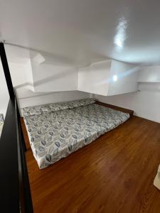 a bed in the corner of a room at KMRP Condo Unit in Baguio +15 photos