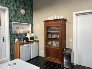 a kitchen with a cabinet and a microwave at Familie- en Groepsverblijf Het Voorhuis in Loon op Zand