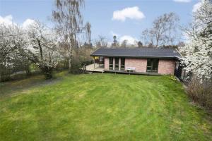 a small brick house with a large yard at SL122-Slagelse-Delfivej-6 in Slagelse