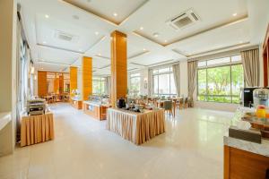 a large room with a kitchen and a dining room at THE NAVY HOUSE HOTEL in Sattahip