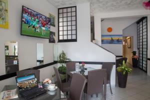 A television and/or entertainment centre at Hotel Penny