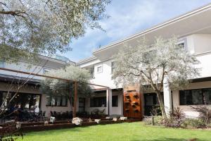 JOIVY Together Florence Urban Resort في فلورنسا: منظر خارجي لمبنى مع فناء