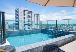a swimming pool on the roof of a building at FLAT LUXO em BOA VIAGEM Prox PRAIA, SHOPPING e AEROPORTO in Recife