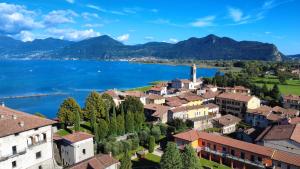 a town on the shore of a lake at Casa Ilenia Clusane d'Iseo in Clusane sul Lago