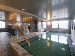a large indoor pool with at ALA HOTEL KYOTO in Kyoto