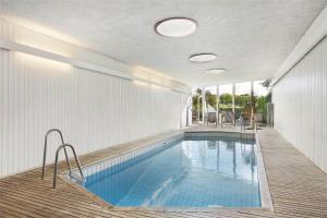 a large swimming pool in a building with at K19016-Kalundborg-Klintedalsvej-37 in Kalundborg