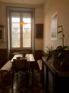 a room with a table and chairs and a window at La Ptite Fabrique chez Malot in Montceau-les-Mines