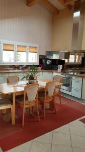 eine Küche mit einem Holztisch und Stühlen in der Unterkunft Jani's Holiday Apartment in Interlaken
