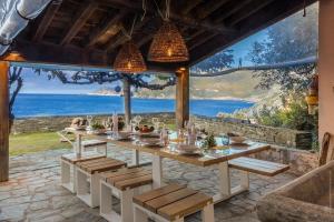 a dining table with a view of the ocean at Villa MARION bord de mer in Pino