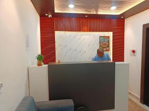 a man standing at a reception desk in a room at Hotel Assi Retreat in Varanasi