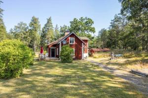 a small red house with a yard at KAL159-Gullaskruv-Hetalaga-111 in Gullaskruv