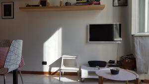 ミラノにあるBnButler - Sempione Apartment - MiCoのリビングルーム(壁に薄型テレビ付)