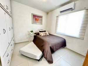 a small bedroom with a bed and a window at Departamento 2 Habitaciones Cas Consulado Centenario in Hermosillo +39 photos