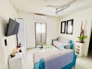 a living room with a couch and a tv at Departamento 2 Habitaciones Cas Consulado Centenario in Hermosillo