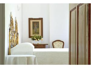 ジェノヴァにあるB&B Albaroのベッドルーム1室(ベッド1台、テーブル、椅子付)
