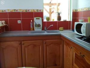 Kuchyň nebo kuchyňský kout v ubytování Bel Appartement - proche des plages de Sainte Anne + 2 fotografie