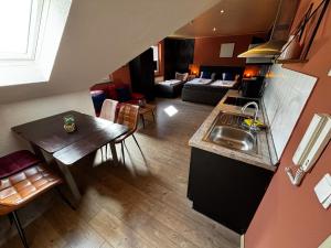 an overhead view of a kitchen and a living room at Aparthotel Harlekin in Willingen