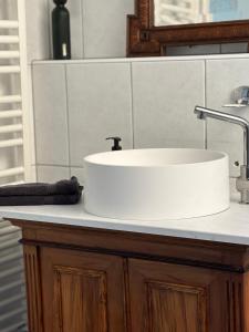 a white sink on a counter in a bathroom at Heimelige Wohnung Bei der Stoffschmiede in Schutterwald +10 photos