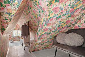 a room with a flowery wall with a couch at SKA117-Simrisham-Skepparegatan-6 in Simrishamn