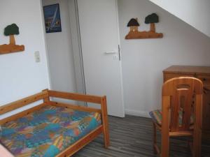 a bedroom with a bed and a desk and a chair at Ferienwohnung Stoetera in Malente +2 photos