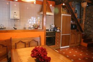 uma cozinha com uma mesa e um fogão forno superior em El Trebano em Cardes