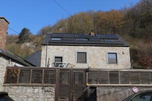 a house with solar panels on top of it at Pause-toit, Le gîte de Mozet. in Gesves