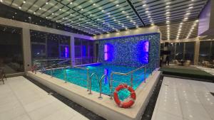 ein Schwimmbad mit einem Rettungsring in einem Gebäude in der Unterkunft Grand hotel alhamra in Dschidda