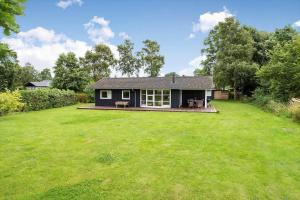 a small house in the middle of a yard at 20411-Samso-Nylandsvej-21-C in Ballen
