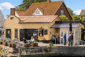 a building with people sitting at tables in front of it at 20206-Samso-Haardmark-Mark-7 in Kolby Kås