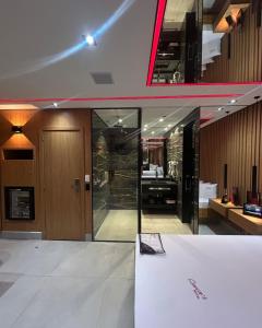 a lobby of a building with a glass door at Motel Queens Aeroporto de Congonhas in São Paulo