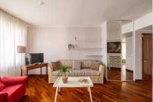 a living room with a couch and a table at Trilocale Ferruccio in Baveno