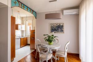 a kitchen and dining room with a table and chairs at Trilocale Ferruccio in Baveno