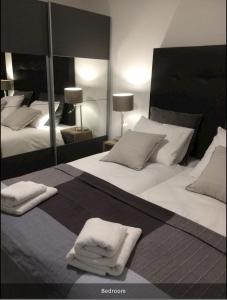a bedroom with two beds with white towels on them at Stationsstraat 4H in Amersfoort