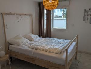 a small bed in a room with a window at Sol-Y-Days Avenue Camargue, grande maison proche centre et mer in Le Grau-du-Roi