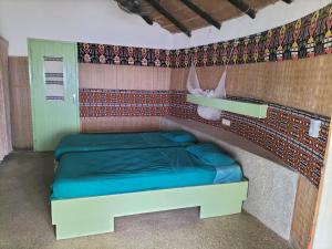 a small bed in a room with a wall at Mar Setal in Mar Lodj