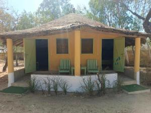 a small house with two chairs in front of it at Mar Setal in Mar Lodj