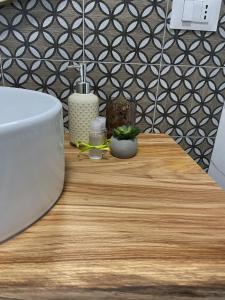 a counter top with plants on it in a kitchen at Antico Ticino Malpensa in Lonate Pozzolo
