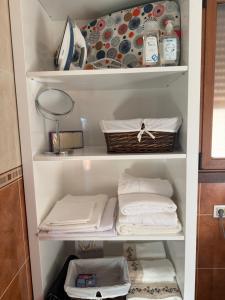 a closet with towels and a basket of towels at Refugio y Calma in Chantada +30 photos