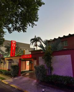 a fast food restaurant with a sign in front of it at Motel Queens Aeroporto de Congonhas in São Paulo